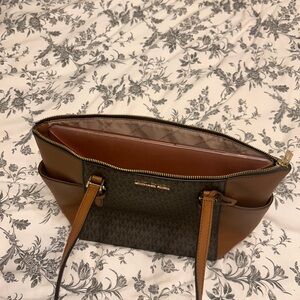 Micheal Kors bag, received as a gift and used once 
Perfect condition